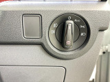 ダイヤル式のLEDヘッドライトスイッチ。オートライトも装備され、夕方やトンネルが続く道路でも手を煩わせません