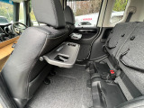 シートバックテーブルも標準装備でございます。車内での軽食などにも大変便利です。