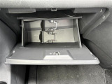 【グローブボックス】大容量のグローブボックスです!!車検証ケース他、日頃使う小物類の収納スペースもたくさんあります!