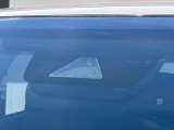 【プリクラッシュセーフティ】前方の車両等を検知し、衝突しそうな時は警報で注意を促し、ブレーキを踏む力をサポート。ブレーキを踏めなかった場合は衝突被害軽減ブレーキが作動、衝突回避をサポートします。