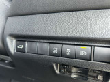【オートライト】周りの明るさに応じて自動でヘッドライトの点灯・消灯ができる機能です!ライトの付け忘れ・消し忘れなどが無くなり、雨の日や夕方の走行も安心!トンネル通過時も便利ですね。