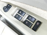【電動格納ミラー】サイドミラーは電動格納式となっており、狭い駐車場でもキズがつくリスクを抑えられます。