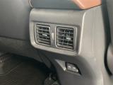 【 後席エアコン 】後席にもエアコンがついておりますので、車内全体を快適な温度に調節いただけます♪