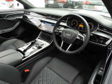 ドライバーを中心に設計されたコックピットは、ステアリングからインストルメントパネルまで洗練されたデザインを採用。