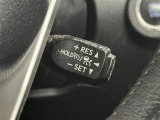 【レーダークルーズコントロール】従来のクルコンの機能に加え、先行車に接近すると、安全な車間距離を保ちながら先行車の車速に合わせ追従するシステム。