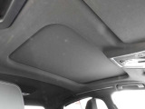 開放感あふれるパノラマサンルーフを装備。心地よい光と風を車内へ取り込み、移動時間をより快適で上品なひとときへと演出します。A8ならではのラグジュアリーな室内空間を存分にご堪能いただけます。