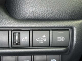 オートマチックハイビームとは、先行車や対向車のライトを認識し、ハイビームとロービームを自動で切り替える機能です。夜道の視界を確保します。詳細は販売店スタッフまでおたずねください。