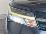 【LEDヘッドライト】悪天候や夜間走行時も良好な視界を確保し安心して運転できる高輝度LEDヘッドライトを装備!点灯速度が早く、消費電力も抑えられています。