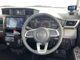運転席まわりです。 各操作スイッチは使いやすい位置に配置されてます。