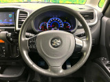 インテリアに合わせたデザインのステアリングは、運転される方のことも考え、運転しやすい形状、大きさです。是非一度、実際に触ってお確かめください。