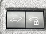 【パワーバックドア】スマートキーや運転席のボタンを押すだけでリアゲートが自動で開閉します!荷物を持っている時や、高い位置にあるバックドアを閉める際に便利な機能です♪
