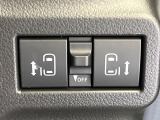【両側パワースライドドア】スマートキーや運転席のスイッチで後席両側スライドドアの開閉が可能♪電動だから力を入れてドアを開ける必要が無く、小さなお子様でも簡単に開け閉めでき快適です♪