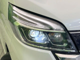 【LEDヘッドライト】悪天候や夜間走行時も良好な視界を確保し安心して運転できる高輝度LEDヘッドライトを装備!点灯速度が早く、消費電力も抑えられています。