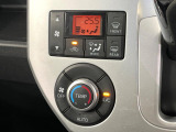 【オートエアコン】一度お好みの温度に設定すれば、車内の温度を検知し風量や温度を自動で調整。暑い&hellip;寒い&hellip;と何度もスイッチ操作をする必要はありません。快適な車内空間には必須の機能ですね♪