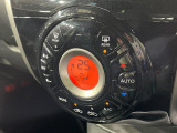 【オートエアコン】一度お好みの温度に設定すれば、車内の温度を検知し風量や温度を自動で調整。暑い&hellip;寒い&hellip;と何度もスイッチ操作をする必要はありません。快適な車内空間には必須の機能ですね♪