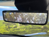 【デジタルインナーミラー】後席の大きな荷物や同乗者で後方が確認しづらい時でも安心!カメラが撮影した車両後方の映像をルームミラー内に表示。クリアな視界で状況の確認が可能です!