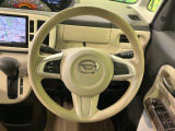 インテリアに合わせたデザインのステアリングは、運転される方のことも考え、運転しやすい形状、大きさです。是非一度、実際に触ってお確かめください。