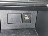 充電用USB端子付き。スマートフォンなどの充電に便利です。