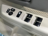 【電動格納ミラー】サイドミラーは電動格納式となっており、狭い駐車場でもキズがつくリスクを抑えられます。