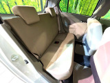 後部座席も気になるようなキズ・汚れやへたり等、大きなダメージはなく、良好な状態です。