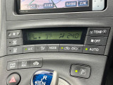 【オートエアコン】一度お好みの温度に設定すれば、車内の温度を検知し風量や温度を自動で調整。暑い&hellip;寒い&hellip;と何度もスイッチ操作をする必要はありません。快適な車内空間には必須の機能ですね♪