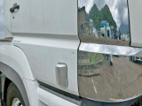運転席側ドアにスリキズがあります。