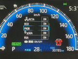 視認性に優れたメーターを採用しており、走行中でも車速や情報が分かりやすく表示されます。運転時の視線移動をむりのない範囲に抑え、快適で安心感のあるドライブをサポートします。