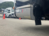 助手席側ステップカバー下部にキズがあります。