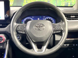 インテリアに合わせたデザインのステアリングは、運転される方のことも考え、運転しやすい形状、大きさです。是非一度、実際に触ってお確かめください。