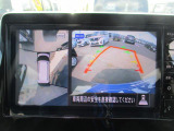 駐車する際、見通しの悪い場所や狭い道での運転を行いやすく、合計4ヶ所に設置したカメラの映像を合成・処理をして、真上から見ているような映像を映し出してくれます。