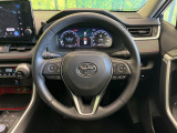 インテリアに合わせたデザインのステアリングは、運転される方のことも考え、運転しやすい形状、大きさです。是非一度、実際に触ってお確かめください。