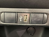充電用USB端子付き。スマートフォンなどの充電に便利です。
