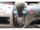 ★パネルシフトレバーは運転席より手が届きやすくて操作のしやすいシフトレバー。室内スペース確保にも配慮されてますよね!