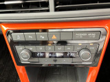2ゾーンフルオートエアコン。運転席、助手席それぞれ独立して温度管理が可能です。花粉やダストを除去するフレッシュエアフィルターも装備され、クリーンな室内環境を保ちます。