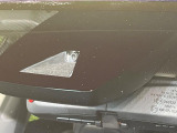 【プリクラッシュセーフティ】前方の車両等を検知し、衝突しそうな時は警報で注意を促し、ブレーキを踏む力をサポート。ブレーキを踏めなかった場合は衝突被害軽減ブレーキが作動、衝突回避をサポートします。