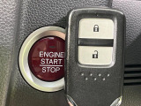 【Hondaスマートキー】カバンやポケットに入れたままでもドアの施錠・解錠が可能なスマートキーを装備。エンジンのオン・オフ時もカギを取り出す必要が無いからとっても便利です♪