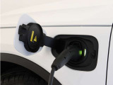 急速充電器は、外出先の公共の充電ステーションでご利用いただけます。CHAdeMOに対応し、短時間で急速充電!150kWの急速充電器を使用した場合、充電率10%から80%まで、約32分で充電できます。