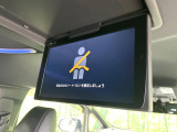 【フリップダウンモニター】大画面モニターで後席でもエンタメをお楽しみいただけます。小さなお子様にも大人気の装備です♪