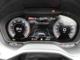 重厚感と安定感があり、同時にダイナミックさも備えるAudiの走り。機能やデザインが革新的なメーター。