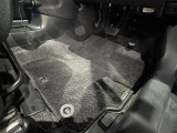 内装工程では、中古車を気持ちよくお乗りいただけるよう清掃しています。ニオイの元となるフロアカーペットまで洗浄・消臭済み?