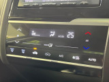 【オートエアコン】一度お好みの温度に設定すれば、車内の温度を検知し風量や温度を自動で調整。暑い&hellip;寒い&hellip;と何度もスイッチ操作をする必要はありません。快適な車内空間には必須の機能ですね♪