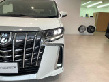 三眼LEDヘッドライト&シーケンシャルウィンカー(流れるウィンカー)&AHS(アダプティブ・ハイビーム・システム)・LEDフォグランプ付き!!