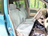 運転席まわりには十分なスペースがあり、大柄な方でもゆったり運転していただける環境です。