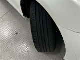 タイヤサイズは215/60R16!残り溝は5ミリ程度です!スペアタイヤがついていて、パンクや不測の事態が起きても安心です!