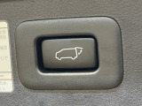 【パワーバックドア】スマートキーや運転席のボタンを押すだけでリアゲートが自動で開閉します!荷物を持っている時や、高い位置にあるバックドアを閉める際に便利な機能です♪