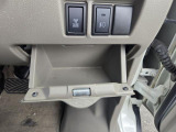 運転席の足元には小さなポケットがあります。小物入れに便利な大きさ。