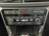 2ゾーンフルオートエアコン。運転席、助手席それぞれ独立して温度管理が可能です。花粉やダストを除去するフレッシュエアフィルターも装備され、クリーンな室内環境を保ちます。