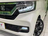 【LEDヘッドライト】悪天候や夜間走行時も良好な視界を確保し安心して運転できる高輝度LEDヘッドライトを装備!点灯速度が早く、消費電力も抑えられています。
