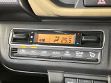 【オートエアコン】一度お好みの温度に設定すれば、車内の温度を検知し風量や温度を自動で調整。暑い&hellip;寒い&hellip;と何度もスイッチ操作をする必要はありません。快適な車内空間には必須の機能ですね♪