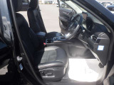 運転席はまっすぐな姿勢でシートに座り、足を自然に伸ばして操作できる位置各ペダルを配するという理想的なレイアウトを実現しています!ぜひ一度MAZDAのドライビングポジションをご体感ください。